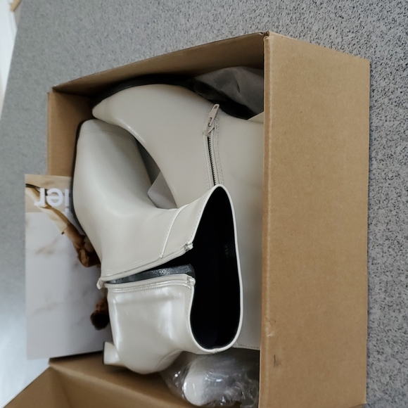 Lattelier off white booties polyurethane new with box size 38. - Picture 6 of 8